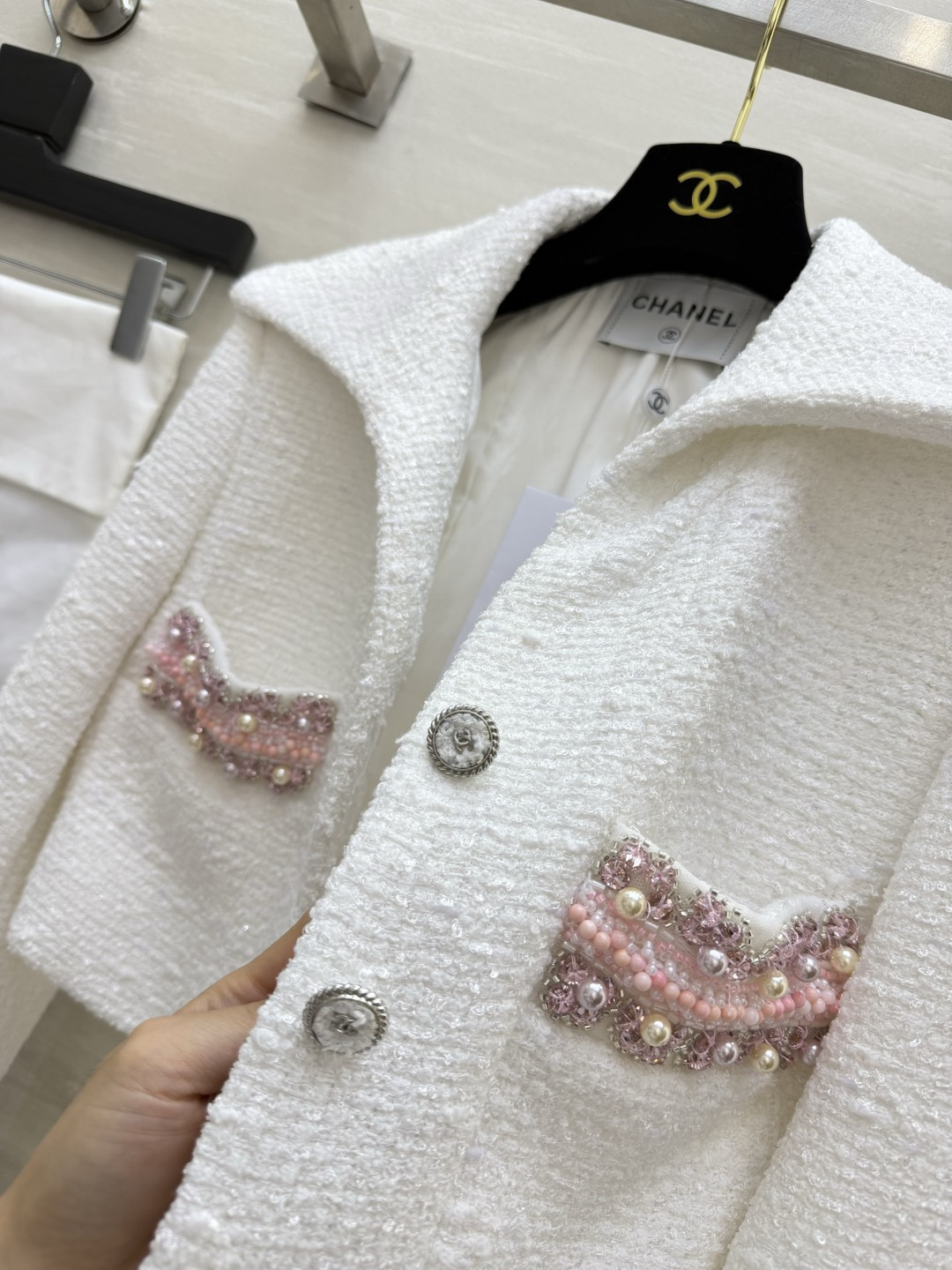Chane♡²⁶奶白小香短外套🤍大翻领温柔舒展 重工粉珠口袋点缀 粗花呢自带高级肌理 短版型勾勒优越比例 是自带柔光的千
