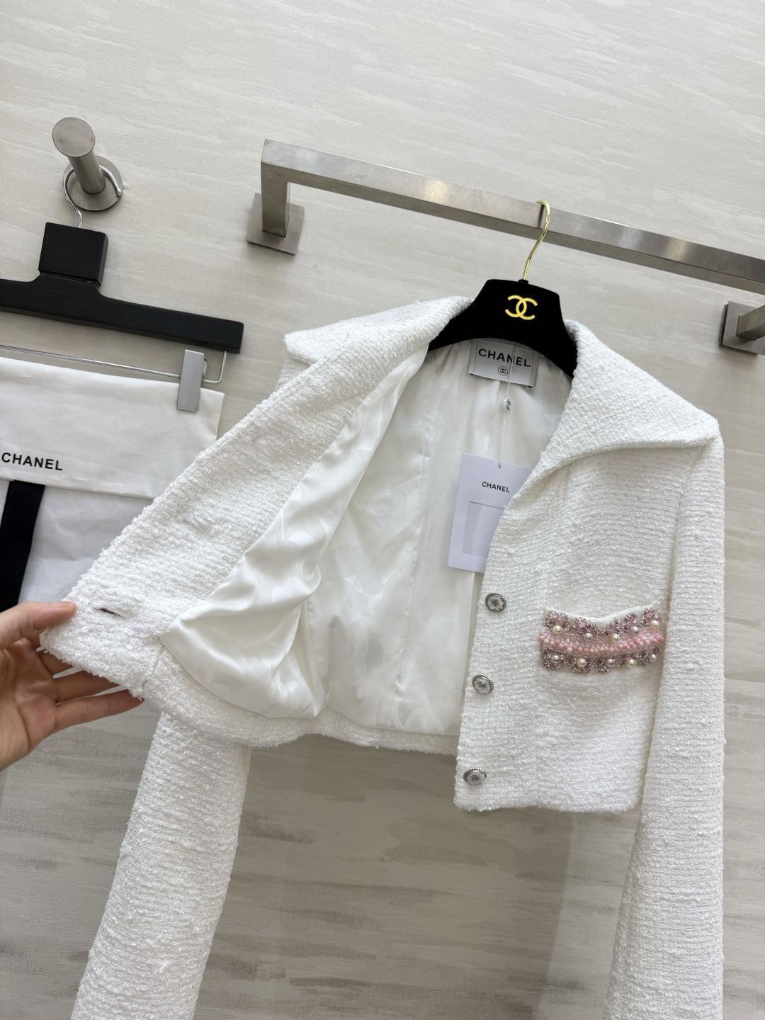 Chane♡²⁶奶白小香短外套🤍大翻领温柔舒展 重工粉珠口袋点缀 粗花呢自带高级肌理 短版型勾勒优越比例 是自带柔光的千