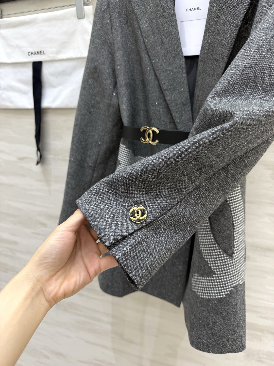 Chane♡²⁶高级灰闪料收腰西装外套🤍灰调细闪羊毛面料 在光线下带着细腻柔光 低调自带贵气 经典西装翻领 利落修饰脖颈