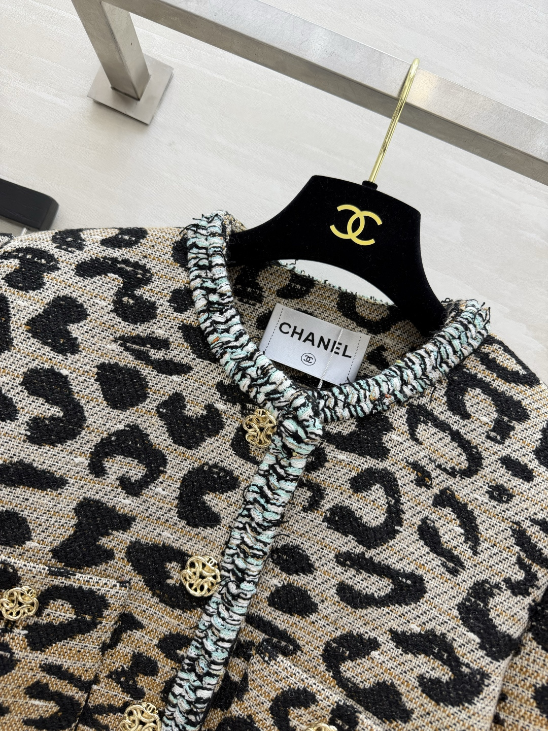 🔥Chane♡²⁶豹纹小香短外套 复古豹纹粗花呢面料 流苏毛边 雕花金扣细节 立体剪裁 优化身材比例 野性与优雅融合 又