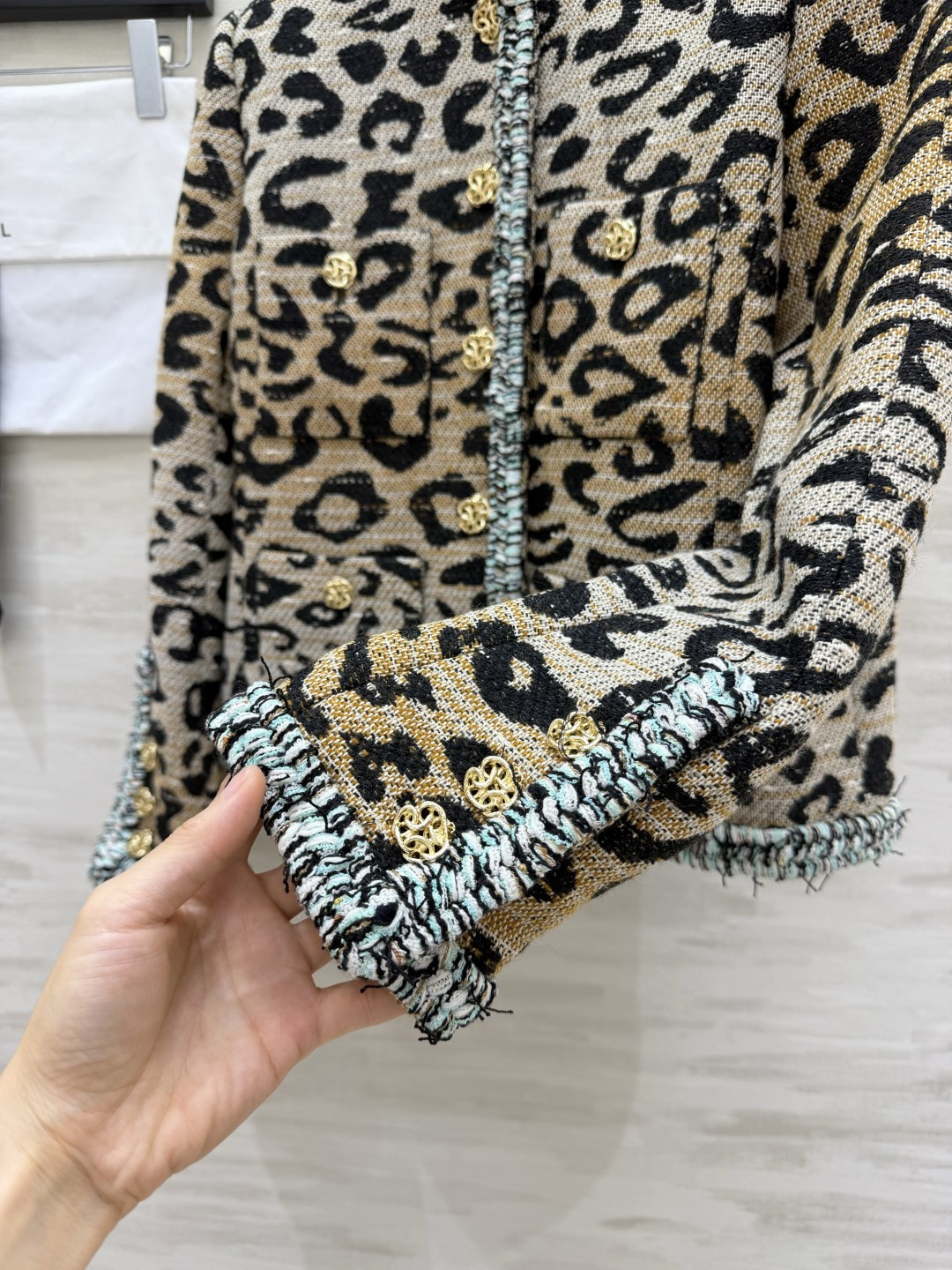 🔥Chane♡²⁶豹纹小香短外套 复古豹纹粗花呢面料 流苏毛边 雕花金扣细节 立体剪裁 优化身材比例 野性与优雅融合 又