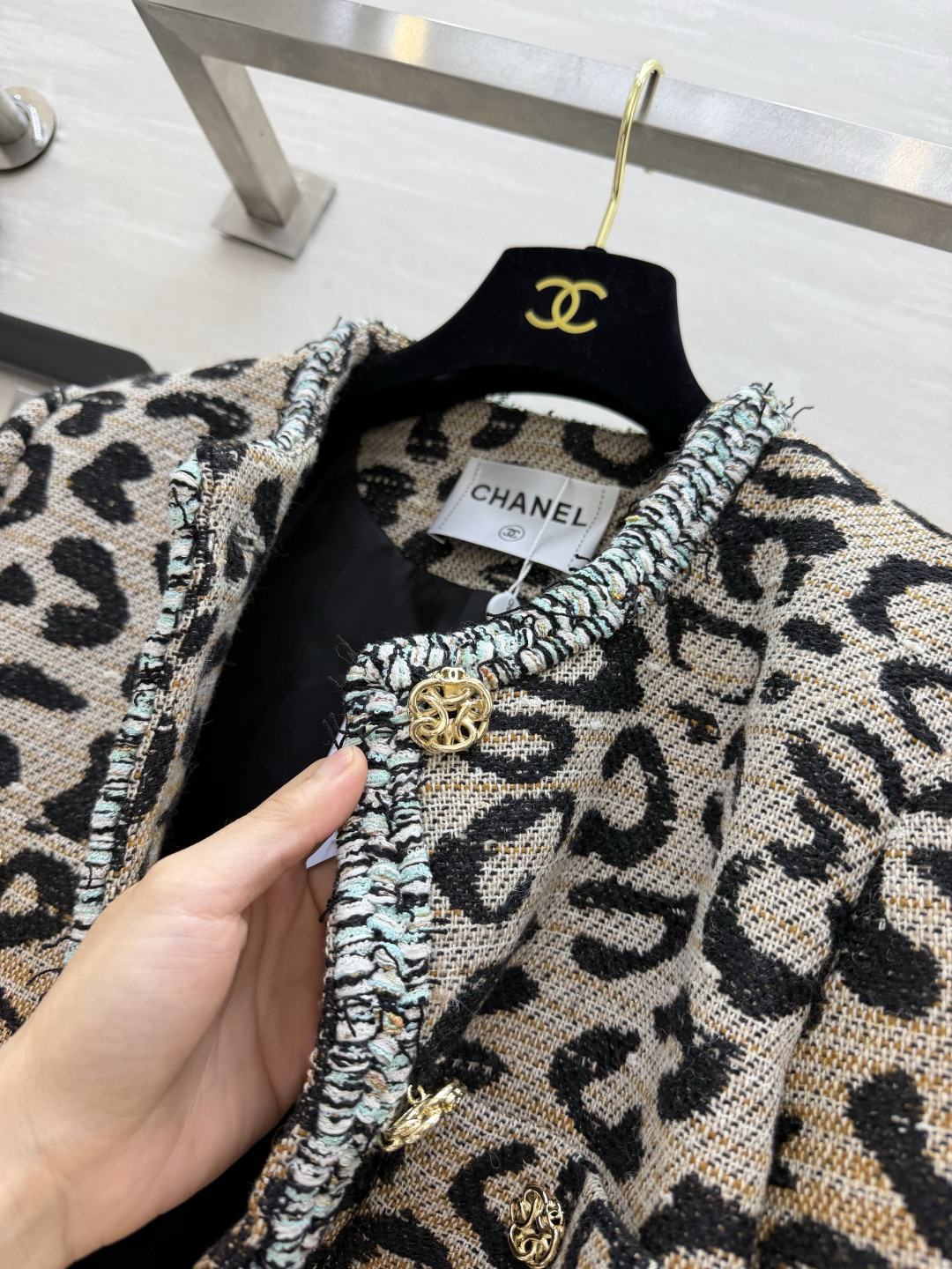 🔥Chane♡²⁶豹纹小香短外套 复古豹纹粗花呢面料 流苏毛边 雕花金扣细节 立体剪裁 优化身材比例 野性与优雅融合 又