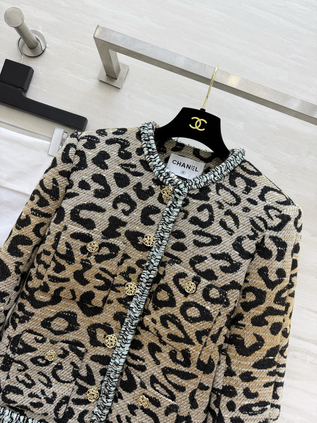 🔥Chane♡²⁶豹纹小香短外套 复古豹纹粗花呢面料 流苏毛边 雕花金扣细节 立体剪裁 优化身材比例 野性与优雅融合 又
