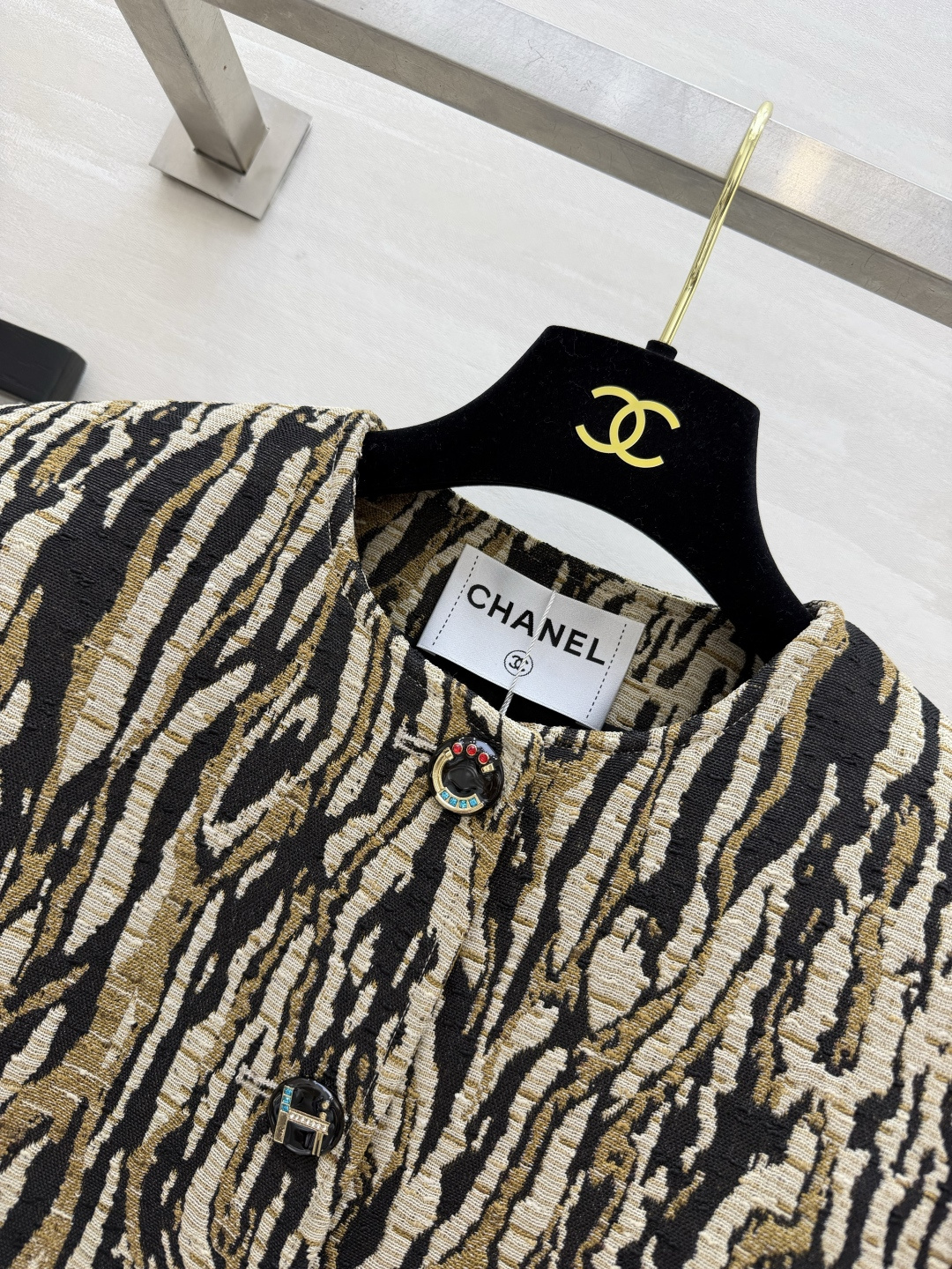 Chane♡²⁶✨豹纹艺术提花小香短外套 大地色系艺术肌理提花面料 圆领短款剪裁 显高利落 彩石镶嵌艺术感纽扣 双口袋经