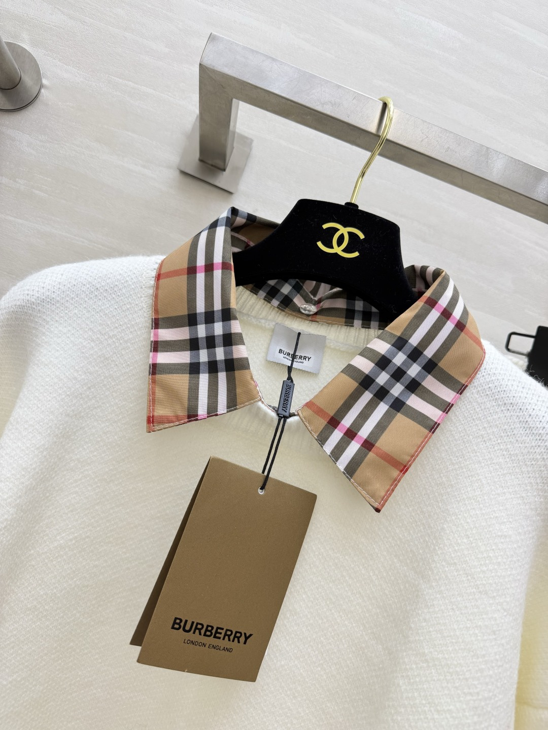 Burberr♡²⁶格纹假两件套装✨经典格纹衬衫领 袖口拼接 巧妙营造叠穿氛围感 不用费心搭配就很有层次 宽松落肩上衣 