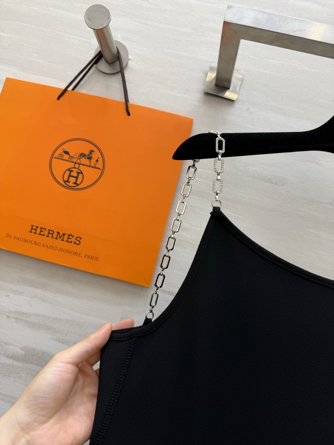 Herme♡²⁶✨链条吊带小黑裙 永不过时的经典黑色 自带高级氛围感 精致金属链条肩带 细节很出彩 简约一字领 柔和修饰