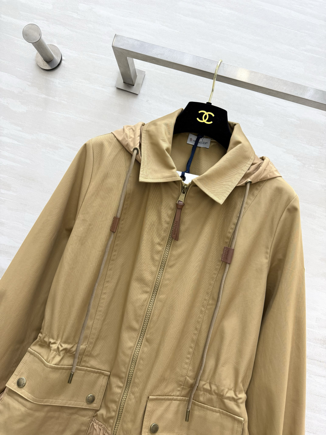 ▫Moncle♡²⁶翻领连帽风衣 ▫防风耐磨面料，版型挺括 ▫工装口袋+金色扣，细节精致 ▫袖口下摆抽绳，松紧随心调节 