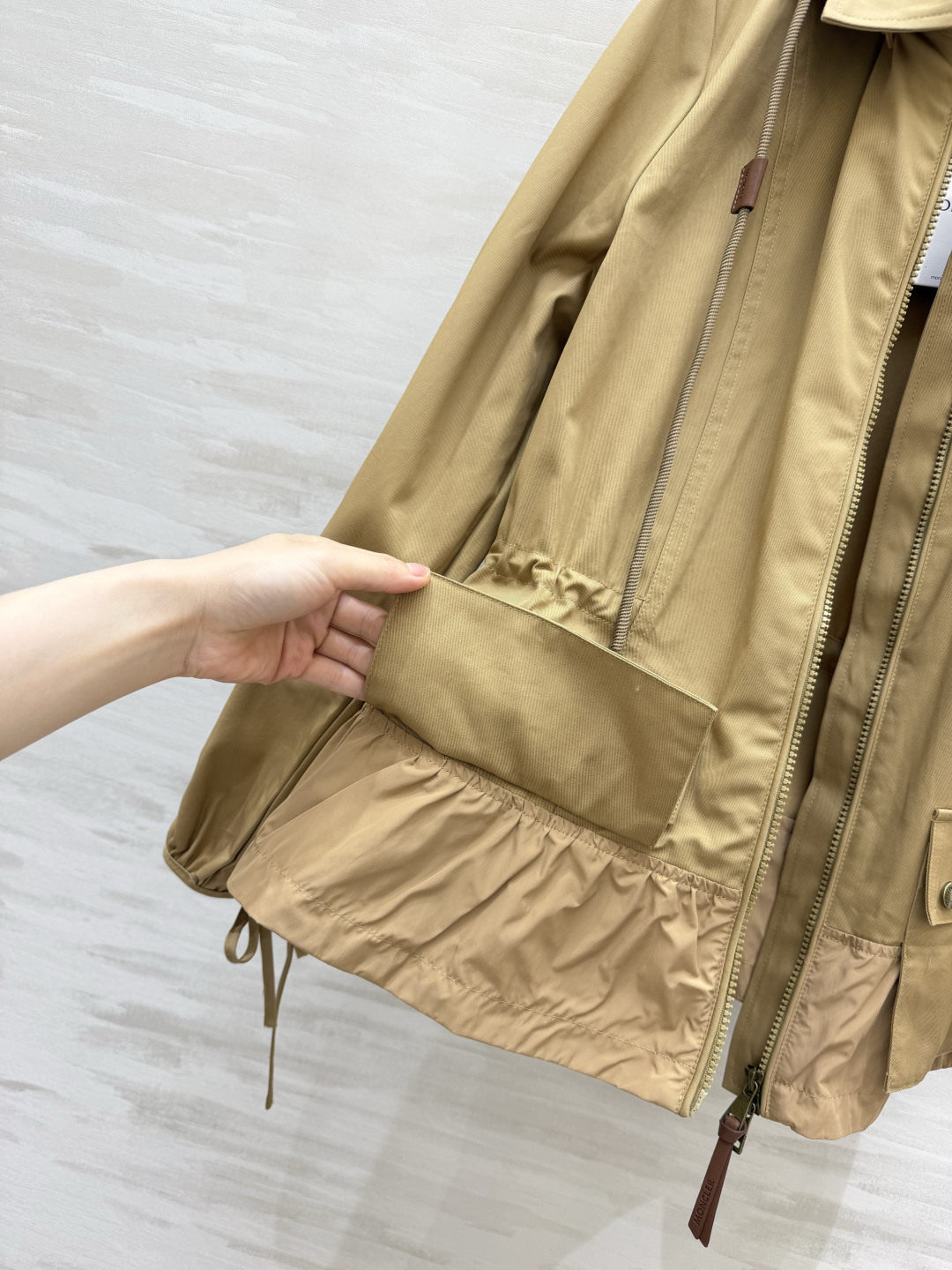 ▫Moncle♡²⁶翻领连帽风衣 ▫防风耐磨面料，版型挺括 ▫工装口袋+金色扣，细节精致 ▫袖口下摆抽绳，松紧随心调节 