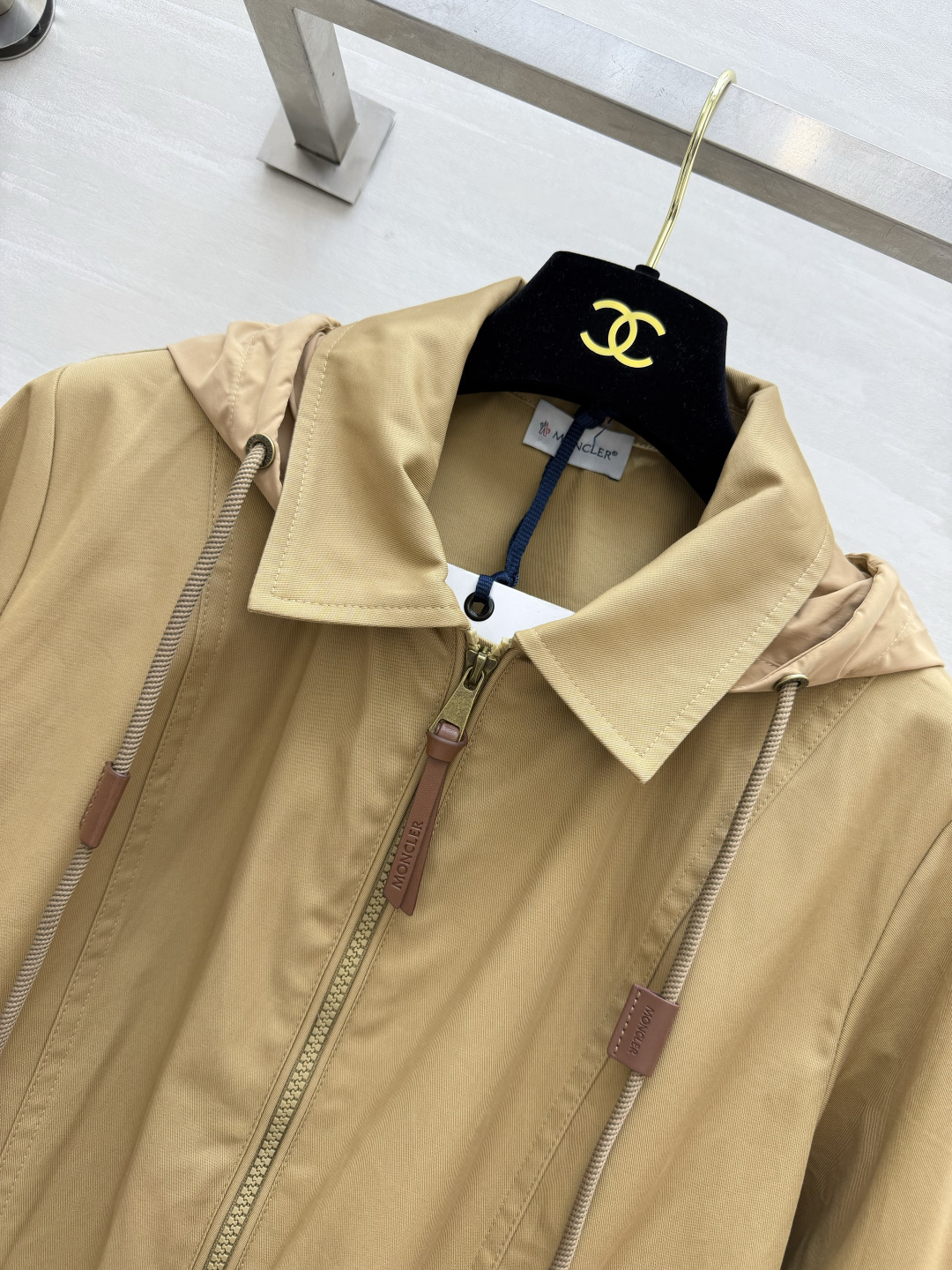 ▫Moncle♡²⁶翻领连帽风衣 ▫防风耐磨面料，版型挺括 ▫工装口袋+金色扣，细节精致 ▫袖口下摆抽绳，松紧随心调节 