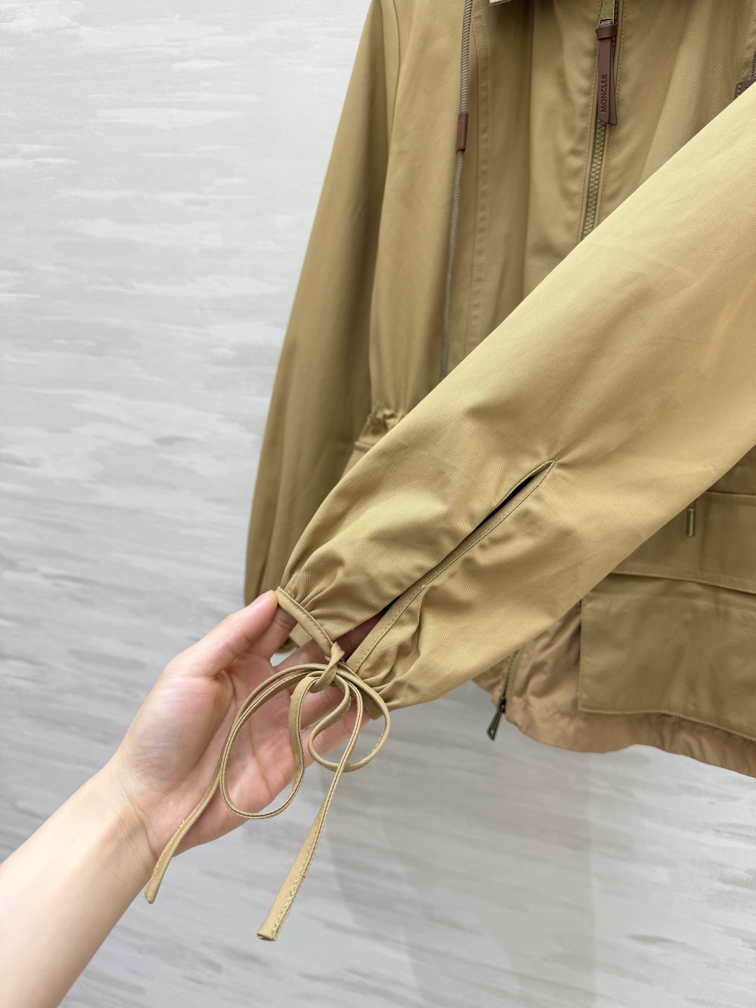 ▫Moncle♡²⁶翻领连帽风衣 ▫防风耐磨面料，版型挺括 ▫工装口袋+金色扣，细节精致 ▫袖口下摆抽绳，松紧随心调节 