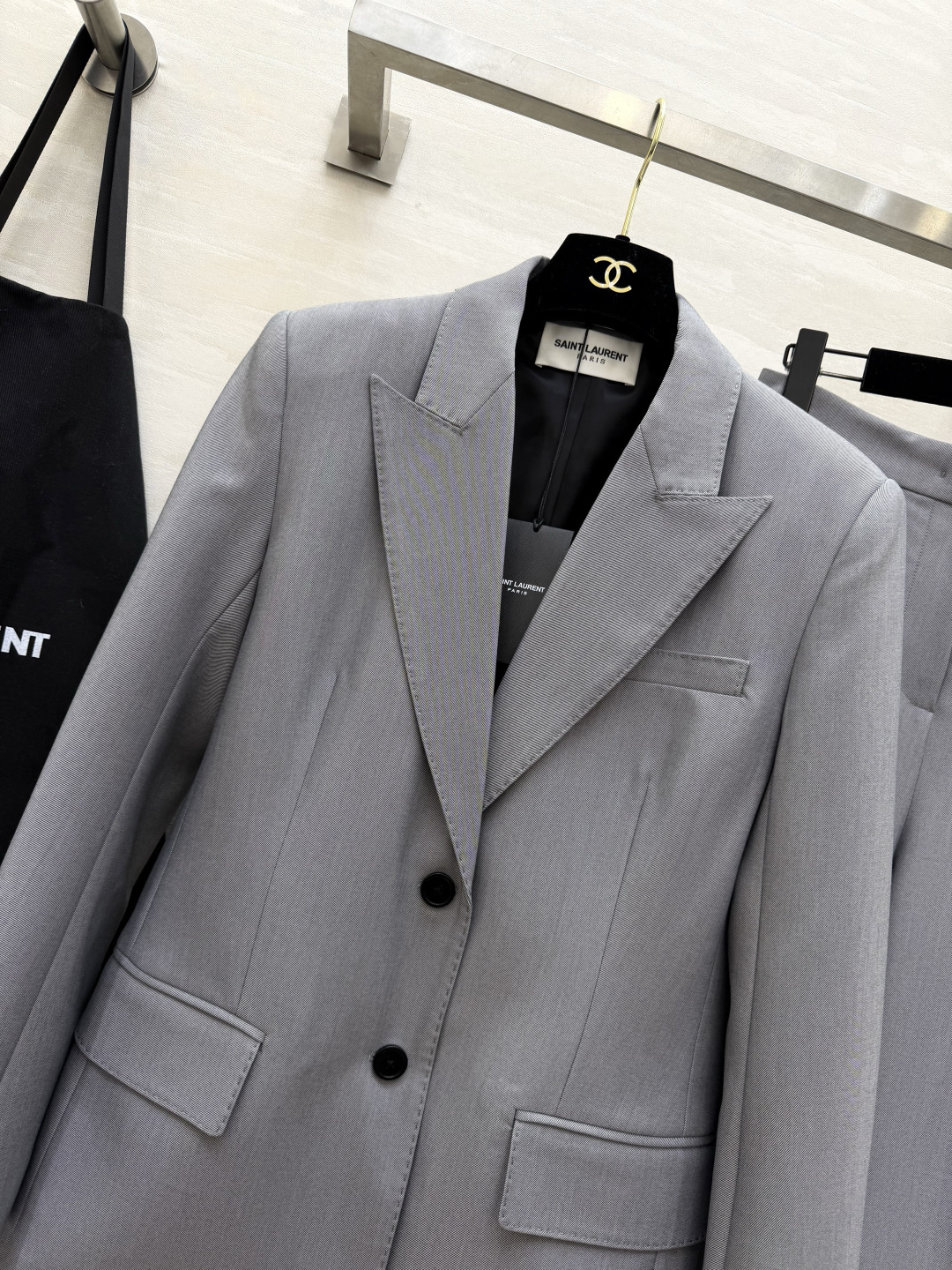 #ysl²⁶大女主灰色西装套装 立体剪裁 挺括版型不挑身材 利落剪裁藏肉显瘦 单排扣设计经典不过时 阔腿西裤垂感满分 走