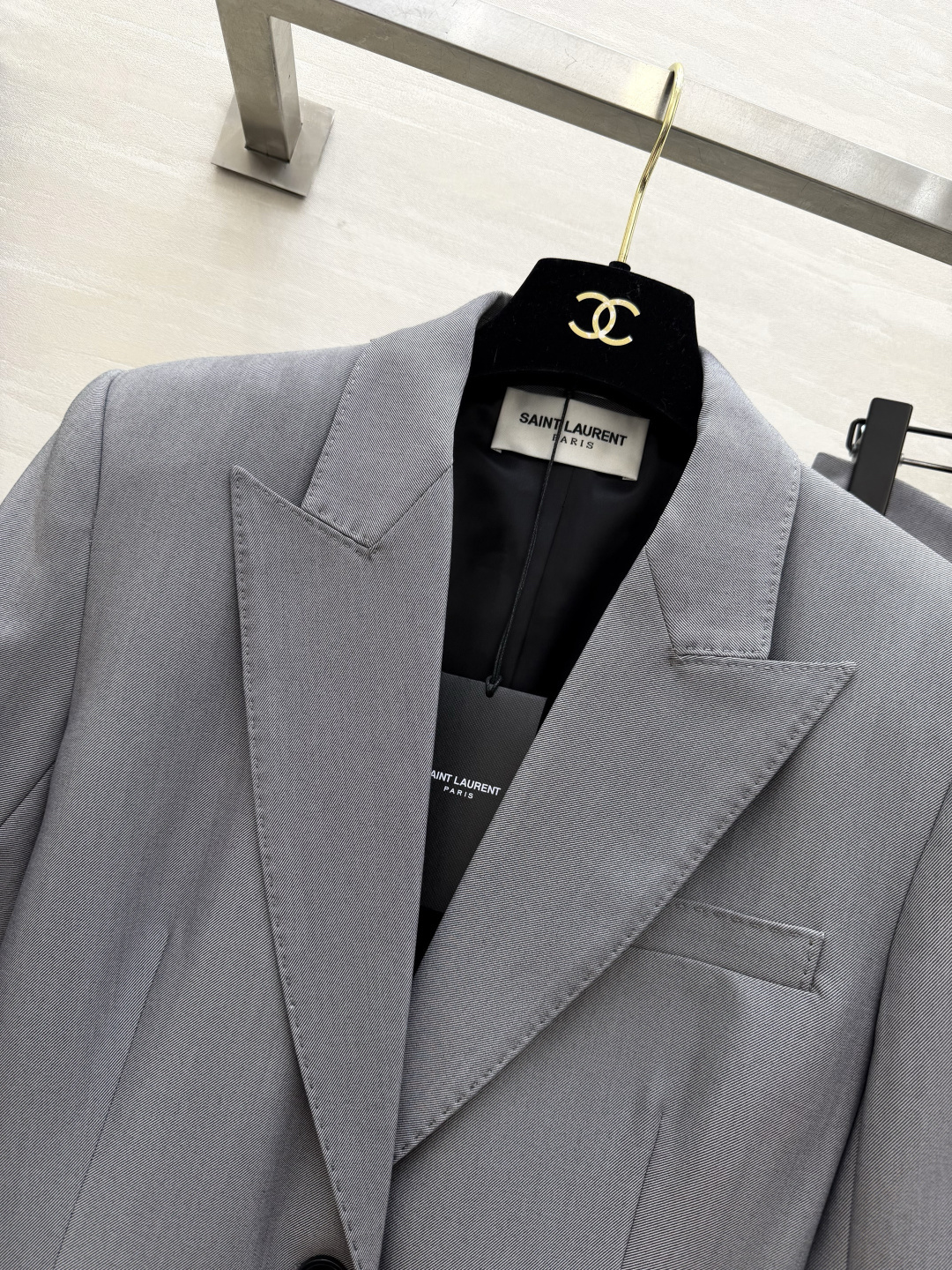 #ysl²⁶大女主灰色西装套装 立体剪裁 挺括版型不挑身材 利落剪裁藏肉显瘦 单排扣设计经典不过时 阔腿西裤垂感满分 走