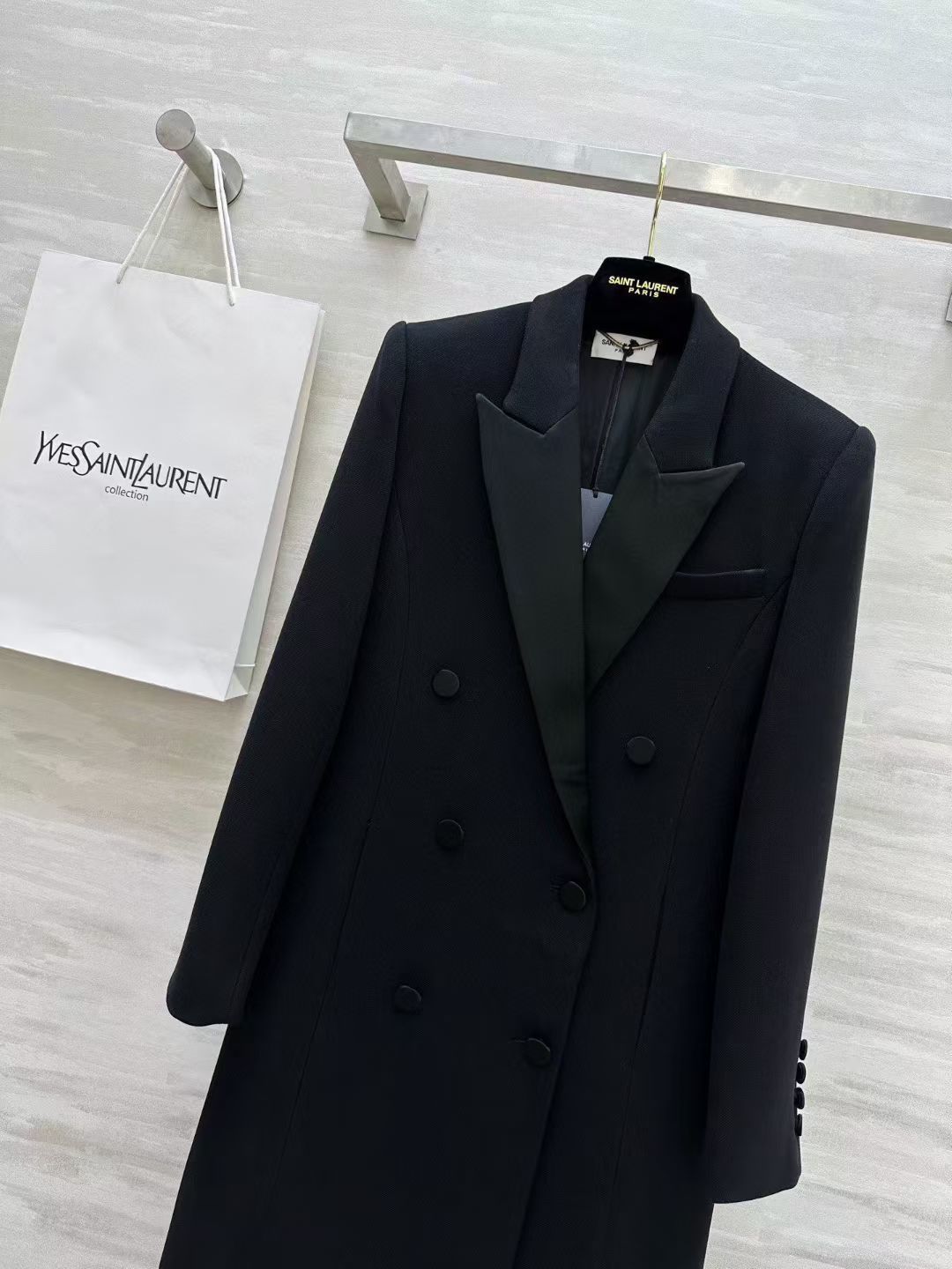 #ysl新款双排扣Tuxedo长款西装外套 完美演绎极致的黑 醋酸领拼接魅惑感十足 立体剪裁版型展现出凌厉肩部轮廓线条 