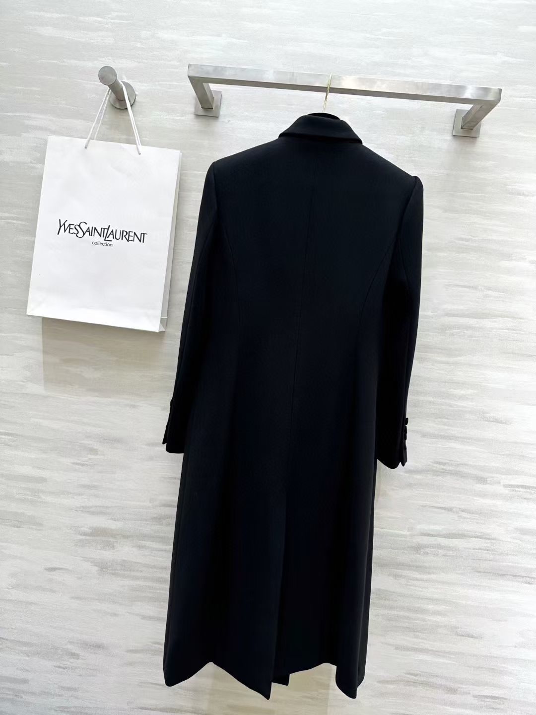 #ysl新款双排扣Tuxedo长款西装外套 完美演绎极致的黑 醋酸领拼接魅惑感十足 立体剪裁版型展现出凌厉肩部轮廓线条 