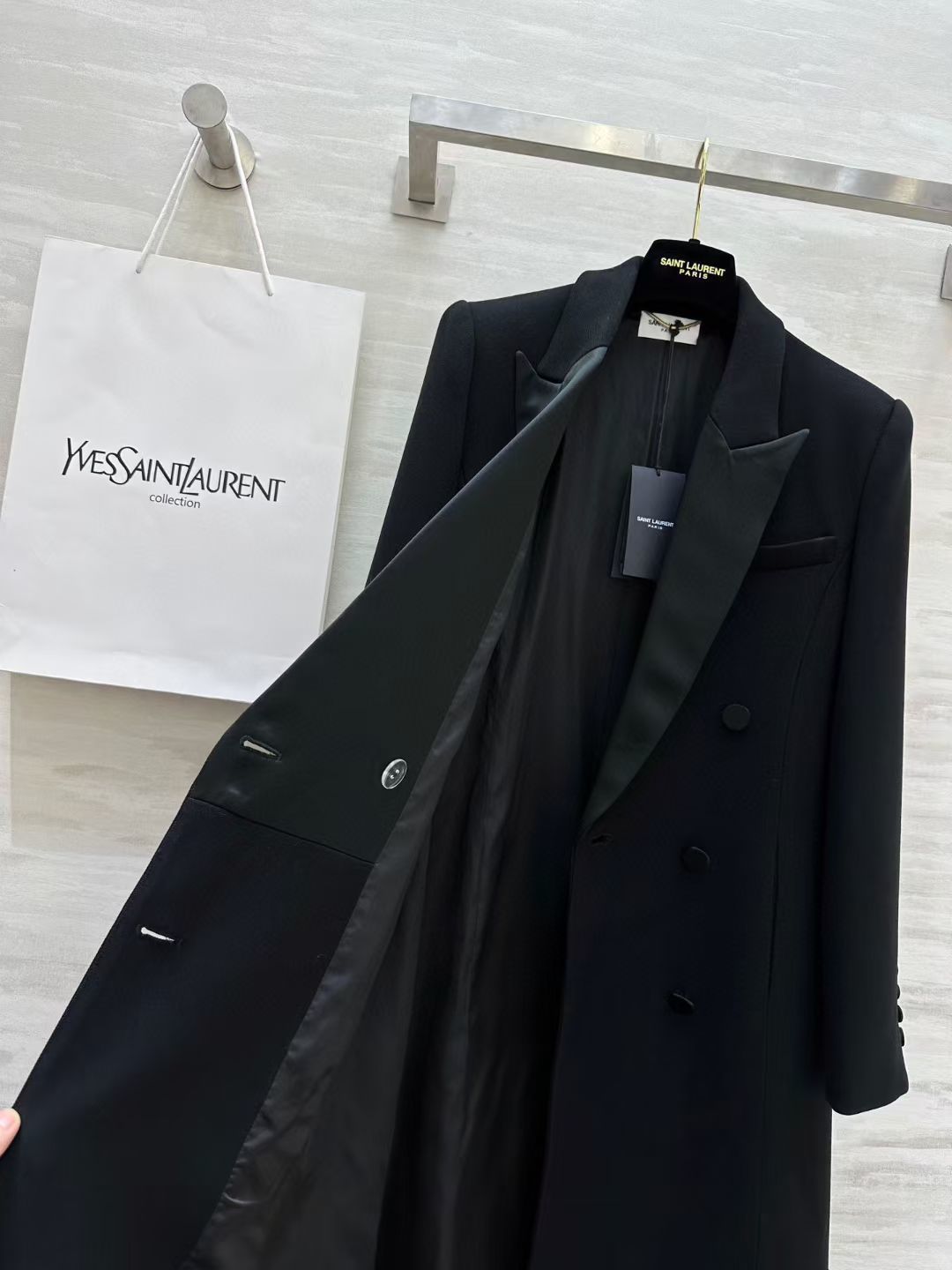#ysl新款双排扣Tuxedo长款西装外套 完美演绎极致的黑 醋酸领拼接魅惑感十足 立体剪裁版型展现出凌厉肩部轮廓线条 