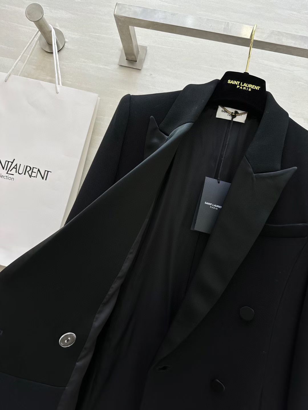 #ysl新款双排扣Tuxedo长款西装外套 完美演绎极致的黑 醋酸领拼接魅惑感十足 立体剪裁版型展现出凌厉肩部轮廓线条 