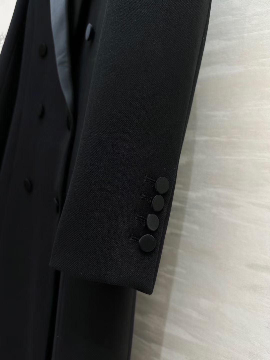 #ysl新款双排扣Tuxedo长款西装外套 完美演绎极致的黑 醋酸领拼接魅惑感十足 立体剪裁版型展现出凌厉肩部轮廓线条 
