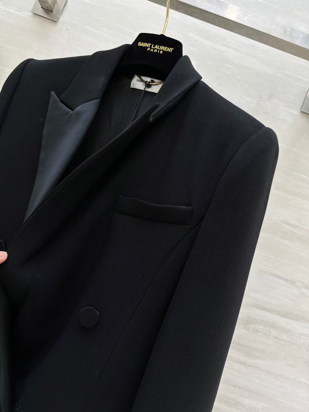 #ysl新款双排扣Tuxedo长款西装外套 完美演绎极致的黑 醋酸领拼接魅惑感十足 立体剪裁版型展现出凌厉肩部轮廓线条 