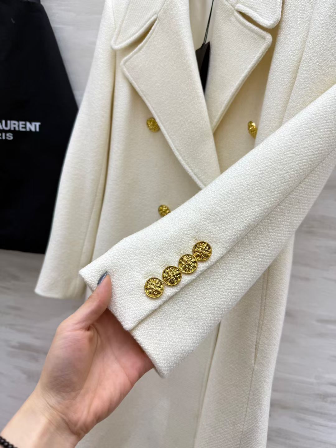 #ysl/Saint Lauren♡双排扣大衣 选用高品质羊毛柔软又保暖 秋冬穿超合适！戗驳领＋金色纽扣 细节满分 立体