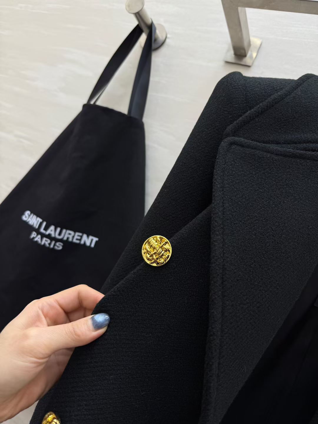 #ysl/Saint Lauren♡双排扣大衣 选用高品质羊毛柔软又保暖 秋冬穿超合适！戗驳领＋金色纽扣 细节满分 立体