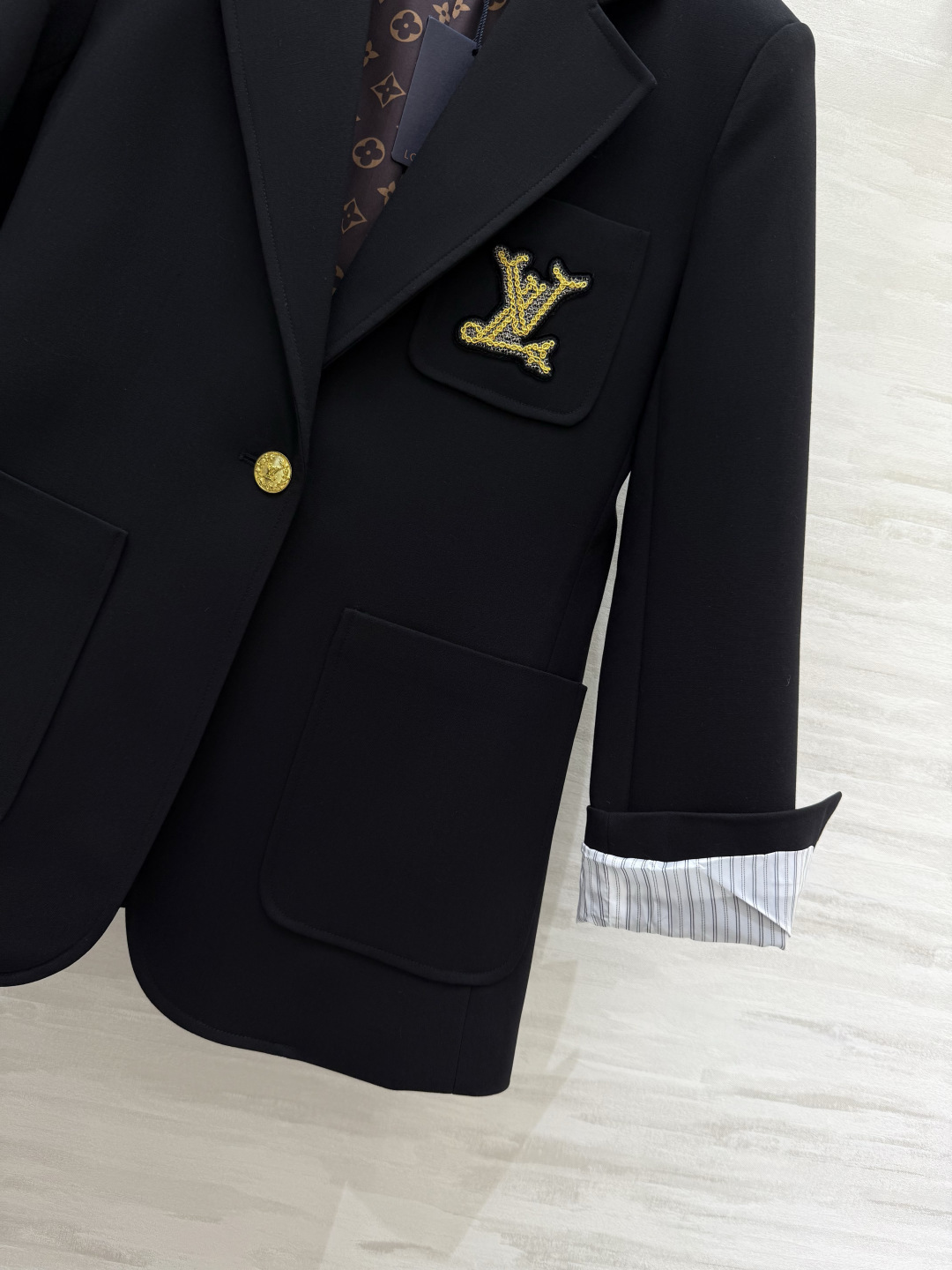 #Lvvv新款 羊毛西装外套 高品质定制 现货首发size：S/M/L/XL（M码肩宽：39，胸围：94，衣长：72）