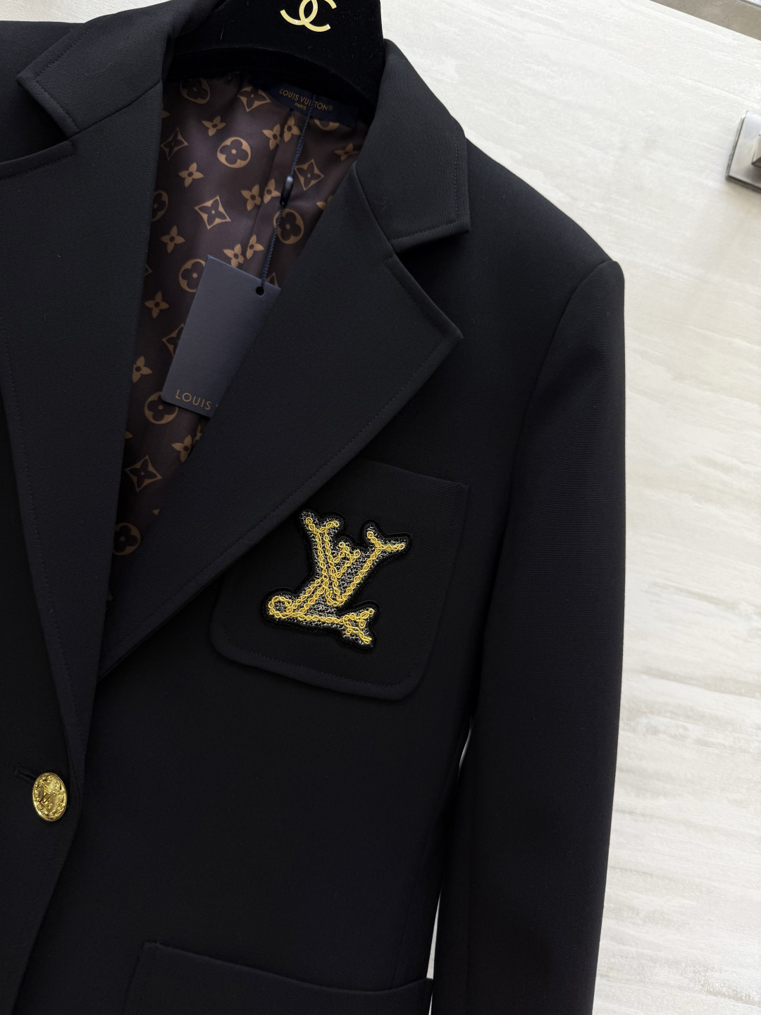 #Lvvv新款 羊毛西装外套 高品质定制 现货首发size：S/M/L/XL（M码肩宽：39，胸围：94，衣长：72）