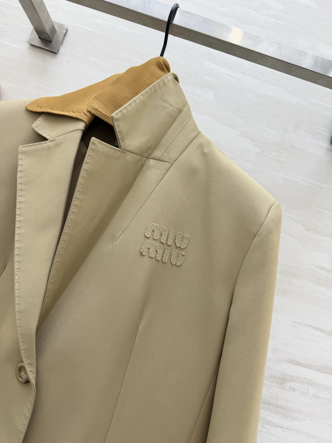 #MiuMi♡²⁶度假holiday系列 翻领字母刺绣西装外套 立体剪裁显瘦又时髦 高品质定制 现货首发size：S/M