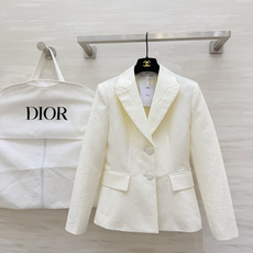 #Dio♡²⁶新款 奶白色提花西装外套 浮雕暗纹设计低调又高级 经典翻领+收腰剪裁 双排扣增添柔美气质 奶白色调温润显贵 #Dio♡²⁶新款 奶白色提花西装外套 浮雕暗纹设计低调又高级 经典翻领+收腰剪裁 双排扣增添柔美气质 奶白色调温润显贵
