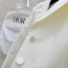 #Dio♡²⁶新款 奶白色提花西装外套 浮雕暗纹设计低调又高级 经典翻领+收腰剪裁 双排扣增添柔美气质 奶白色调温润显贵 #Dio♡²⁶新款 奶白色提花西装外套 浮雕暗纹设计低调又高级 经典翻领+收腰剪裁 双排扣增添柔美气质 奶白色调温润显贵