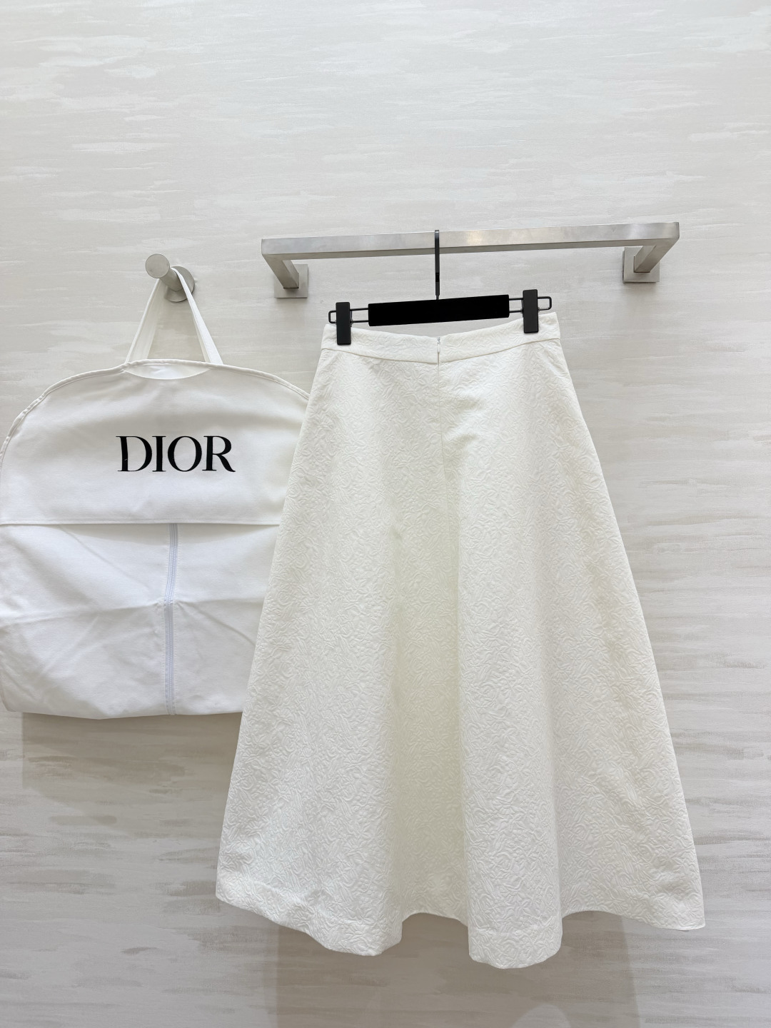 #DIO♡²⁶新款 提花半裙 高级感拉满的奶油白 提花暗纹精致得像艺术品✨ 剪裁利落伞裙优雅到骨子里 通勤或重要场合穿都