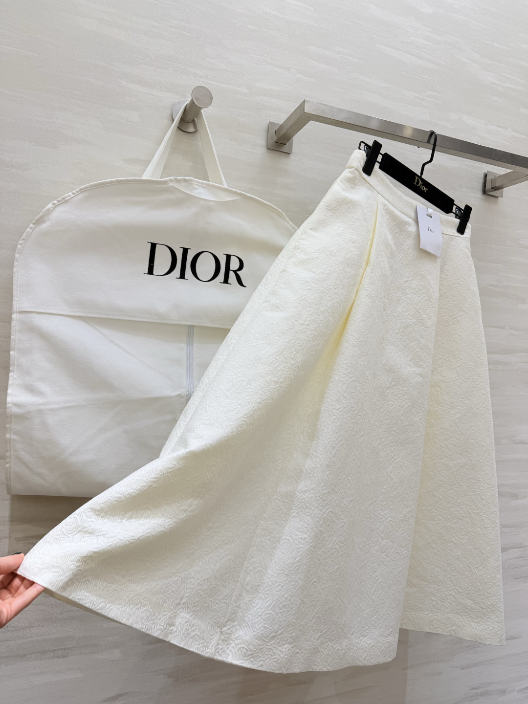 #DIO♡²⁶新款 提花半裙 高级感拉满的奶油白 提花暗纹精致得像艺术品✨ 剪裁利落伞裙优雅到骨子里 通勤或重要场合穿都