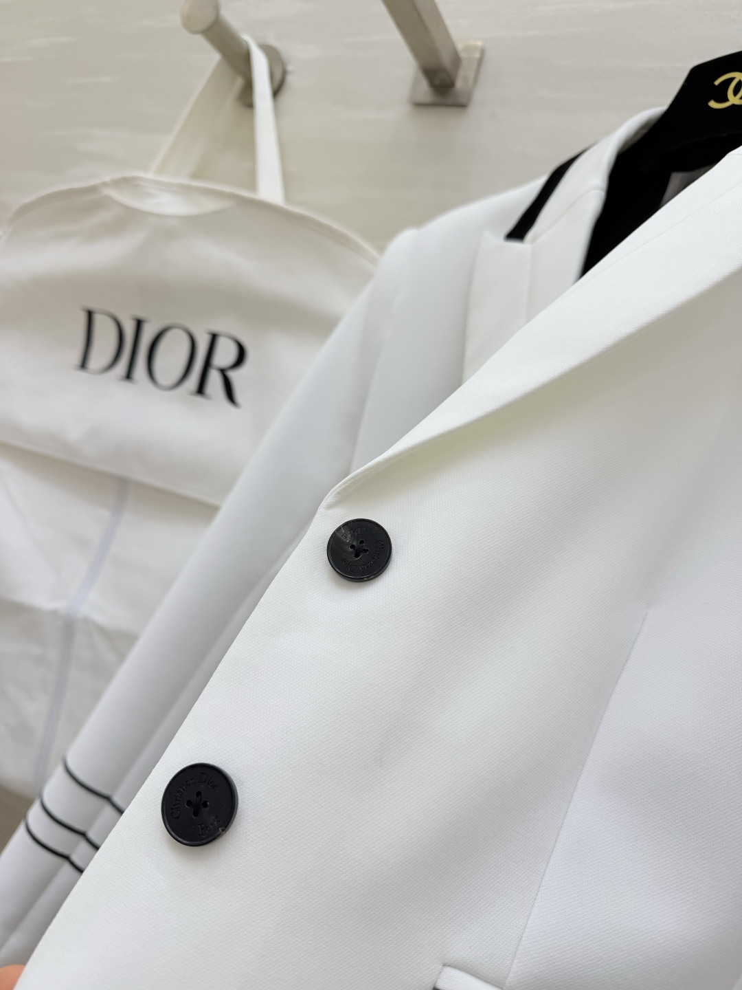 #Dio♡²⁶系列 短款西装外套 羊毛混纺面料柔软又挺括 撞色设计 黑色条纹点缀领口 袖口和口袋 单排扣简约大方✨ 短款