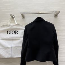 #Dio♡²⁶系列 短款西装外套 羊毛混纺面料柔软又挺括 撞色设计 黑色条纹点缀领口 袖口和口袋 单排扣简约大方✨ 短款 #Dio♡²⁶系列 短款西装外套 羊毛混纺面料柔软又挺括 撞色设计 黑色条纹点缀领口 袖口和口袋 单排扣简约大方✨ 短款