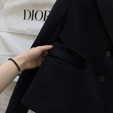 #Dio♡²⁶系列 短款西装外套 羊毛混纺面料柔软又挺括 撞色设计 黑色条纹点缀领口 袖口和口袋 单排扣简约大方✨ 短款 #Dio♡²⁶系列 短款西装外套 羊毛混纺面料柔软又挺括 撞色设计 黑色条纹点缀领口 袖口和口袋 单排扣简约大方✨ 短款