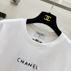 Chane♡²⁶明线刺绣长袖休闲上衣🤍🖤简约松弛感长袖 黑白双色可选 日常实穿度拉满 胸前手工感刺绣字母 线条随性高级 Chane♡²⁶明线刺绣长袖休闲上衣🤍🖤简约松弛感长袖 黑白双色可选 日常实穿度拉满 胸前手工感刺绣字母 线条随性高级