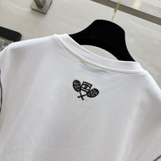 Chane♡²⁶明线刺绣长袖休闲上衣🤍🖤简约松弛感长袖 黑白双色可选 日常实穿度拉满 胸前手工感刺绣字母 线条随性高级 Chane♡²⁶明线刺绣长袖休闲上衣🤍🖤简约松弛感长袖 黑白双色可选 日常实穿度拉满 胸前手工感刺绣字母 线条随性高级