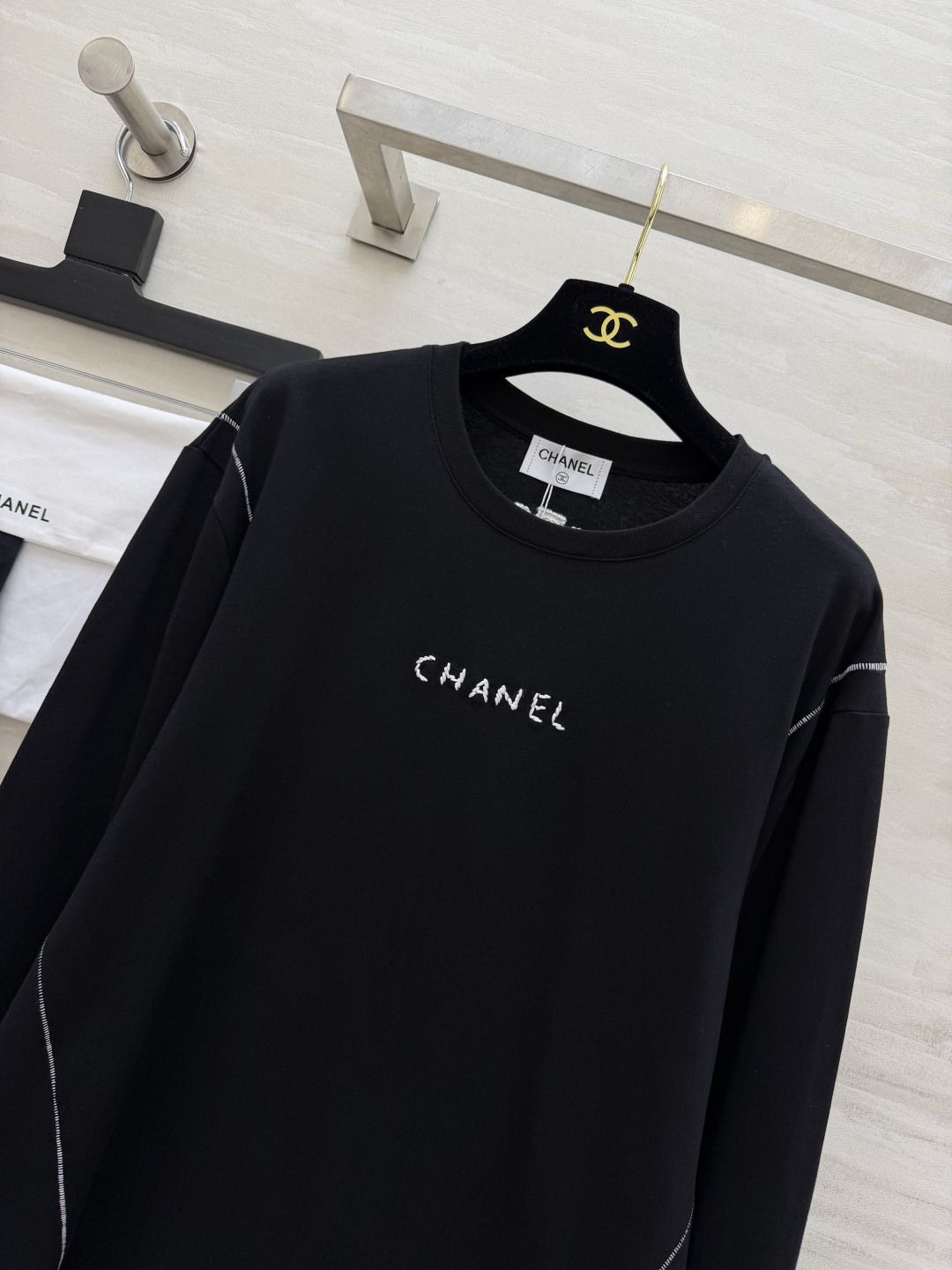 Chane♡²⁶明线刺绣长袖休闲上衣🤍🖤简约松弛感长袖 黑白双色可选 日常实穿度拉满 胸前手工感刺绣字母 线条随性高级 Chane♡²⁶明线刺绣长袖休闲上衣🤍🖤简约松弛感长袖 黑白双色可选 日常实穿度拉满 胸前手工感刺绣字母 线条随性高级