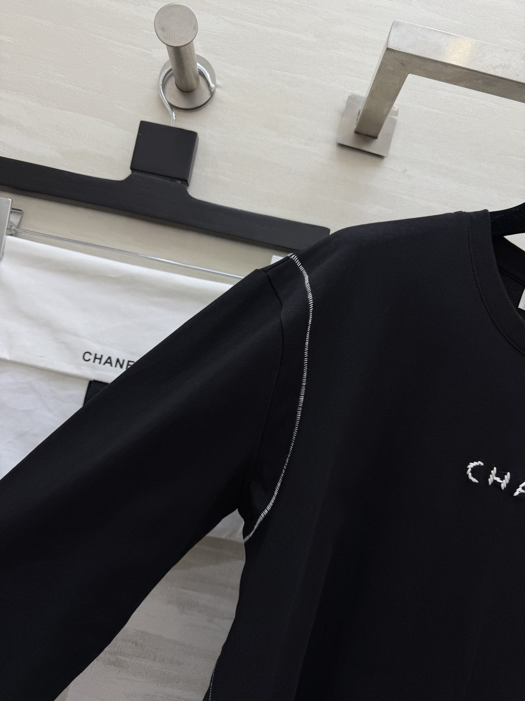 Chane♡²⁶明线刺绣长袖休闲上衣🤍🖤简约松弛感长袖 黑白双色可选 日常实穿度拉满 胸前手工感刺绣字母 线条随性高级 Chane♡²⁶明线刺绣长袖休闲上衣🤍🖤简约松弛感长袖 黑白双色可选 日常实穿度拉满 胸前手工感刺绣字母 线条随性高级