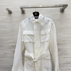Ralph Laure♡²⁶早秋工装风腰带外套 黑白两色入立领工装剪裁 多口袋设计氛围感十足 自带同色系收腰腰带 轻松掐 Ralph Laure♡²⁶早秋工装风腰带外套 黑白两色入立领工装剪裁 多口袋设计氛围感十足 自带同色系收腰腰带 轻松掐