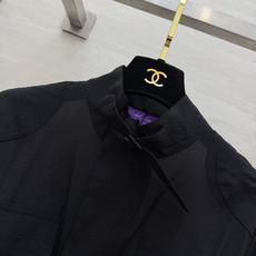 Ralph Laure♡²⁶早秋工装风腰带外套 黑白两色入立领工装剪裁 多口袋设计氛围感十足 自带同色系收腰腰带 轻松掐 Ralph Laure♡²⁶早秋工装风腰带外套 黑白两色入立领工装剪裁 多口袋设计氛围感十足 自带同色系收腰腰带 轻松掐