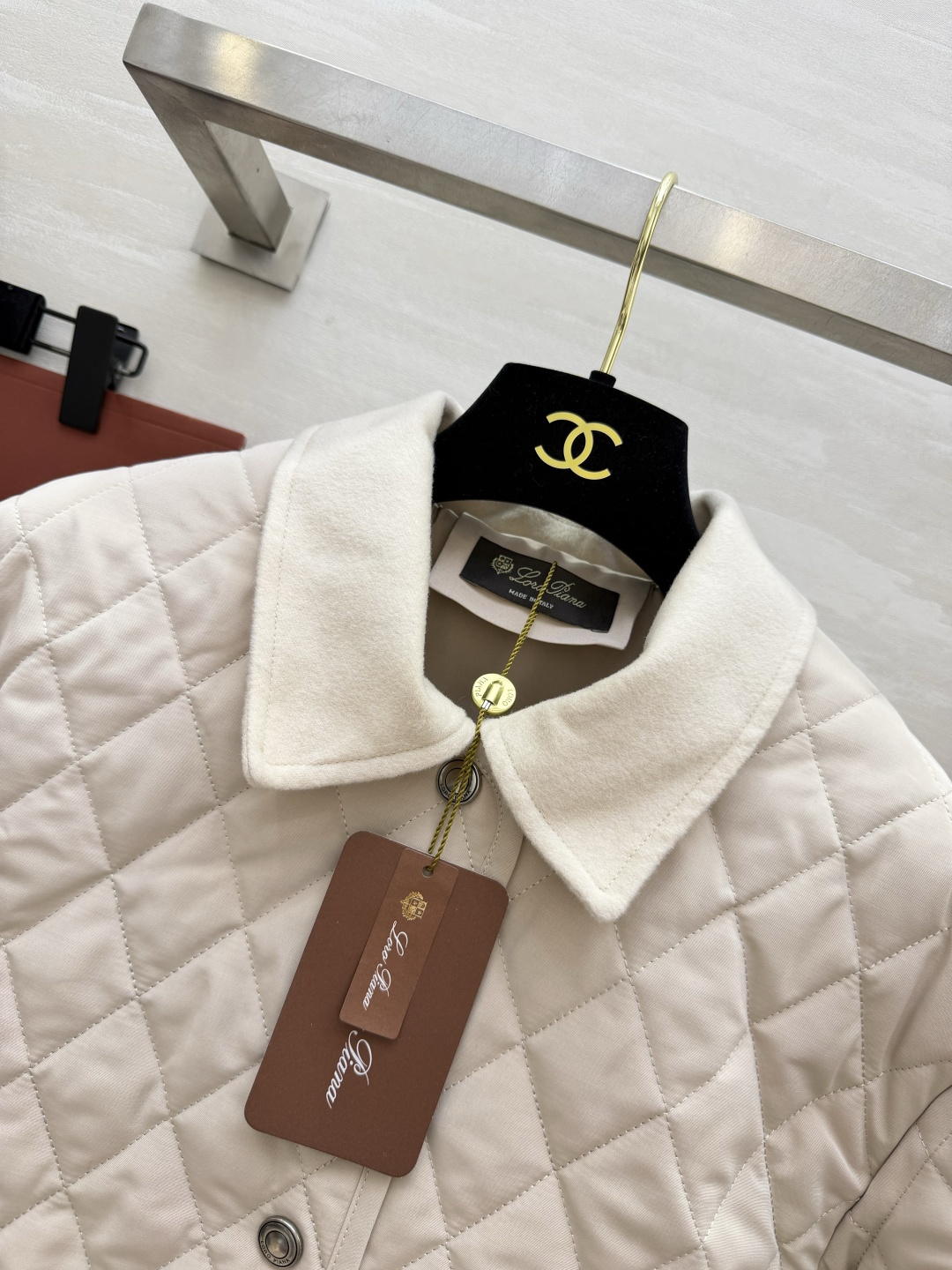 Loro Pian♡²⁶经典菱格翻领棉服🤍🖤米白|黑色双色上新 极简老钱风 柔和小翻领设计 气质温婉不挑人 全身菱形绗缝 Loro Pian♡²⁶经典菱格翻领棉服🤍🖤米白|黑色双色上新 极简老钱风 柔和小翻领设计 气质温婉不挑人 全身菱形绗缝