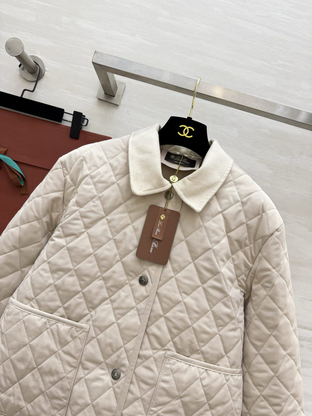 Loro Pian♡²⁶经典菱格翻领棉服🤍🖤米白|黑色双色上新 极简老钱风 柔和小翻领设计 气质温婉不挑人 全身菱形绗缝 Loro Pian♡²⁶经典菱格翻领棉服🤍🖤米白|黑色双色上新 极简老钱风 柔和小翻领设计 气质温婉不挑人 全身菱形绗缝