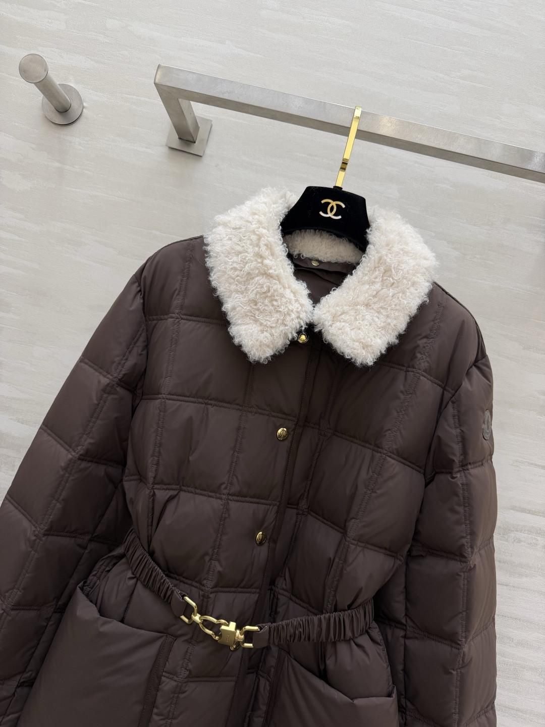▪️Moncl♡²⁶羔毛翻领收腰鹅绒服 ▪️米白｜咖色｜黑色三色 ▪️菱形格绗缝+束腰腰带 ▪️软糯毛领，金扣细节 显瘦