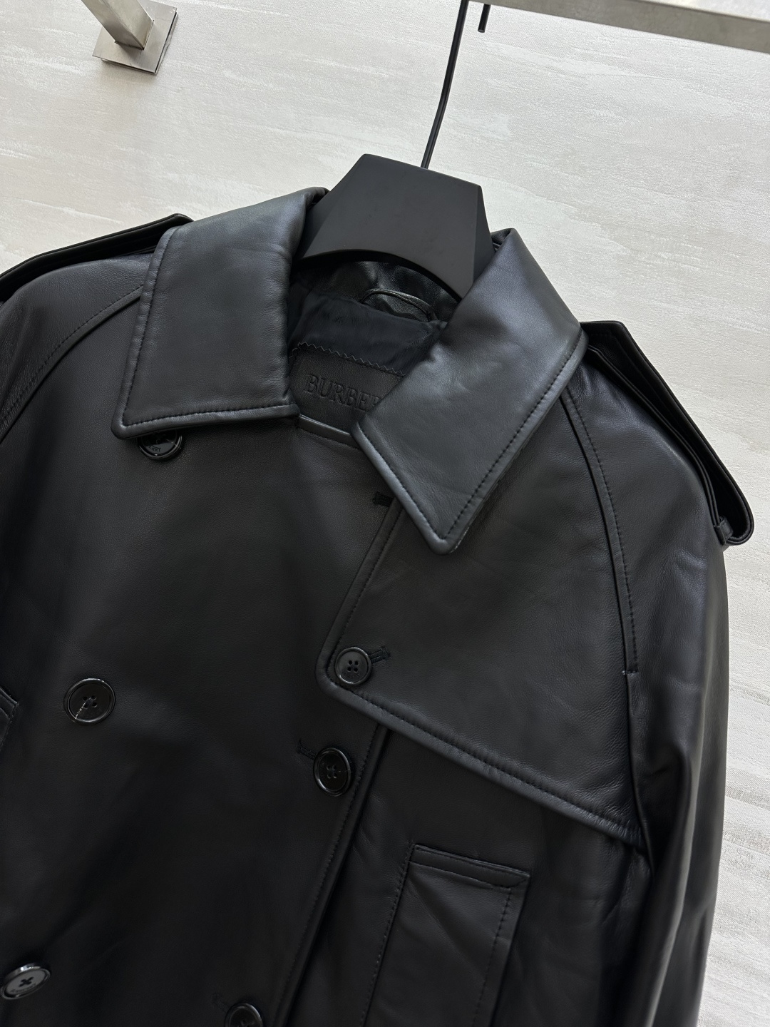 Burber♡²⁶Mayfair皮衣|会呼吸的高级感!初见这件 Mayfair Trench的瞬间 就被那股克制的英伦腔 Burber♡²⁶Mayfair皮衣|会呼吸的高级感!初见这件 Mayfair Trench的瞬间 就被那股克制的英伦腔