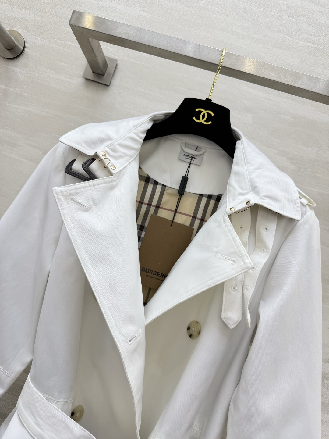 Burber♡²⁶早秋短风衣|两色上新🤍🤎立体版型 优化身材比例 双排扣+腰带收腰 穿出利落曲线 挺括抗皱面料 版型挺括 Burber♡²⁶早秋短风衣|两色上新🤍🤎立体版型 优化身材比例 双排扣+腰带收腰 穿出利落曲线 挺括抗皱面料 版型挺括