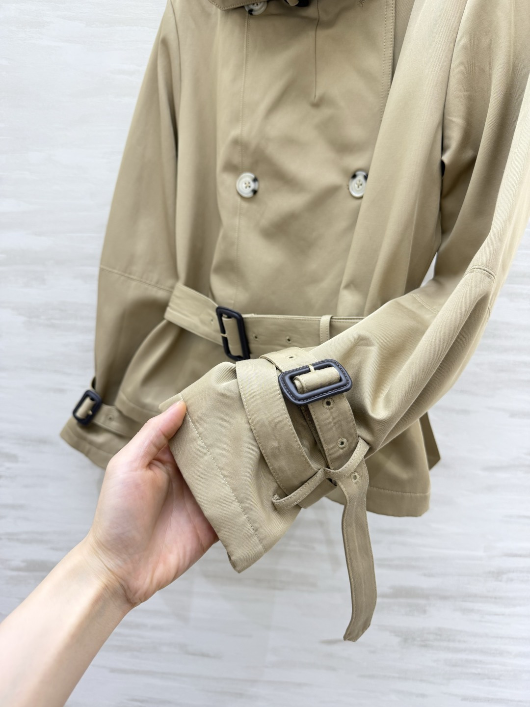 Burber♡²⁶早秋短风衣|两色上新🤍🤎立体版型 优化身材比例 双排扣+腰带收腰 穿出利落曲线 挺括抗皱面料 版型挺括 Burber♡²⁶早秋短风衣|两色上新🤍🤎立体版型 优化身材比例 双排扣+腰带收腰 穿出利落曲线 挺括抗皱面料 版型挺括