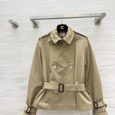 Burber♡²⁶早秋短风衣|两色上新🤍🤎立体版型 优化身材比例 双排扣+腰带收腰 穿出利落曲线 挺括抗皱面料 版型挺括 Burber♡²⁶早秋短风衣|两色上新🤍🤎立体版型 优化身材比例 双排扣+腰带收腰 穿出利落曲线 挺括抗皱面料 版型挺括
