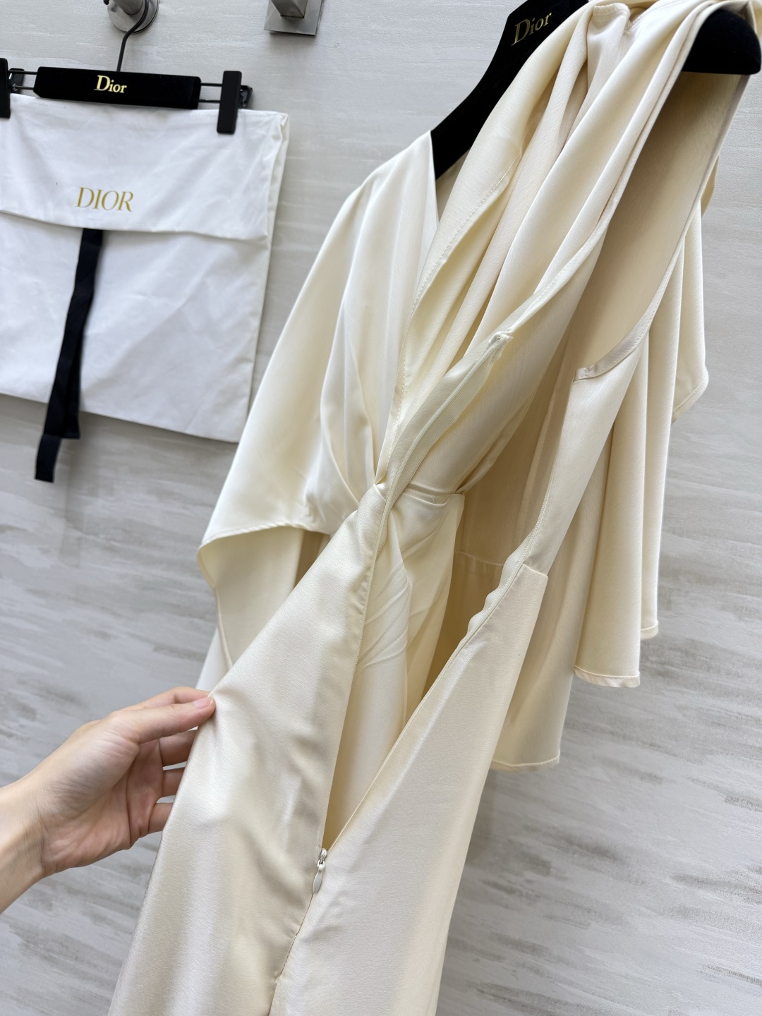 DI0♡²⁶高级缎面V领斗篷袖长裙🤍🖤自带柔光滤镜的缎面面料 光泽温润细腻 交叉V领设计 优雅修饰脖颈线条 独特斗篷飞袖 DI0♡²⁶高级缎面V领斗篷袖长裙🤍🖤自带柔光滤镜的缎面面料 光泽温润细腻 交叉V领设计 优雅修饰脖颈线条 独特斗篷飞袖