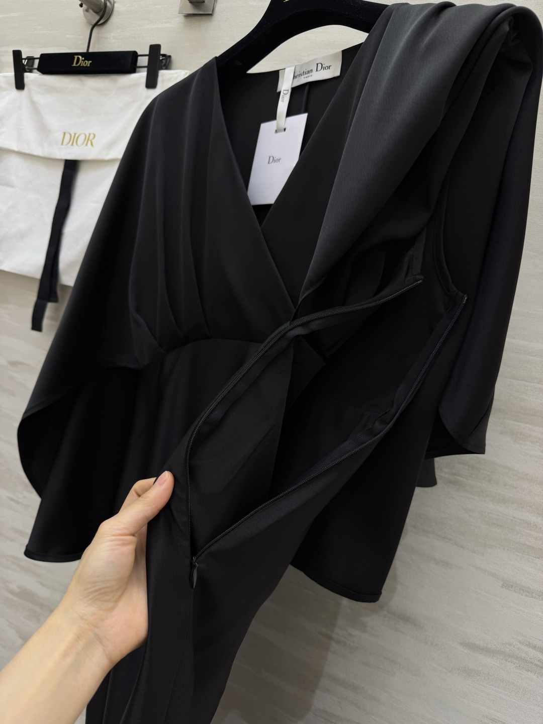 DI0♡²⁶高级缎面V领斗篷袖长裙🤍🖤自带柔光滤镜的缎面面料 光泽温润细腻 交叉V领设计 优雅修饰脖颈线条 独特斗篷飞袖 DI0♡²⁶高级缎面V领斗篷袖长裙🤍🖤自带柔光滤镜的缎面面料 光泽温润细腻 交叉V领设计 优雅修饰脖颈线条 独特斗篷飞袖
