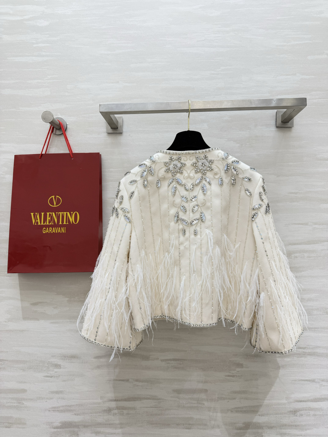 Valentin²⁶重工钉珠羽毛外套 月光白满钻刺绣 轻盈羽毛自带柔光滤镜的贵气感 晚宴/约会/重要场合的战衣 上身就是